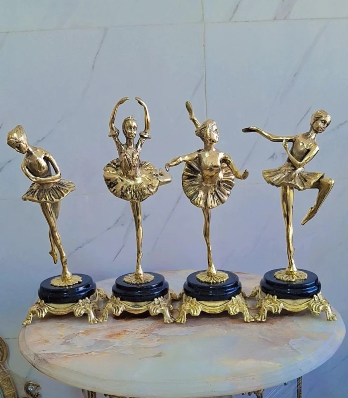 مجسمه بالرین پایه سنگی