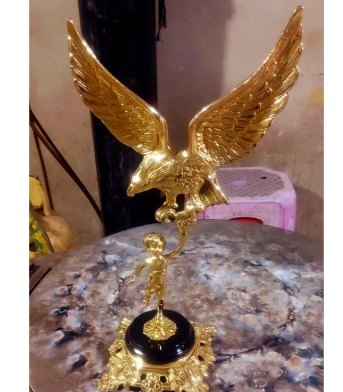 عقاب و پسربچه