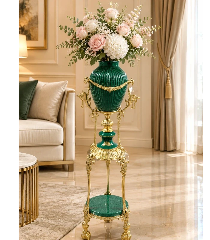 گلدان کنار سالنی
