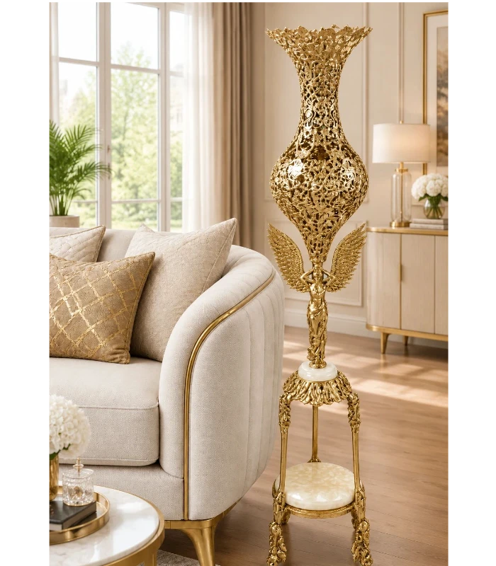 گلدان کنار سالنی بانو رومی